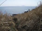前方に千波崎と利島が見える